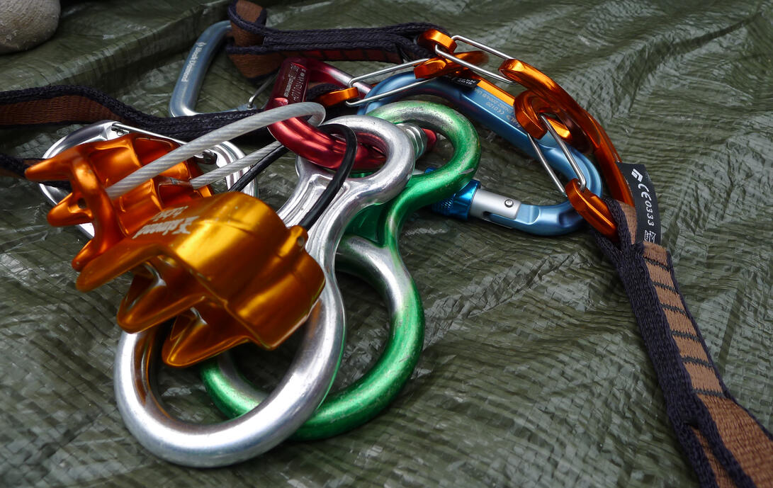 coborâtoare și dispozitive de asigurare